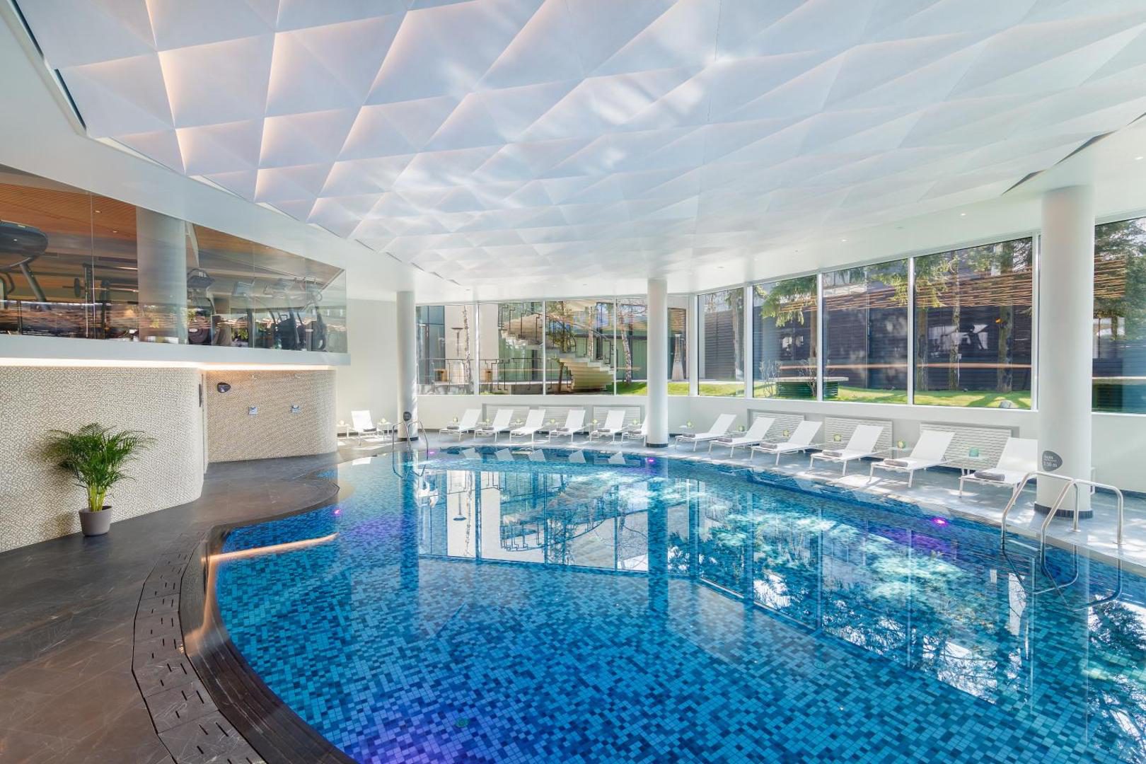 Crowne Plaza Bucharest – piscina interioară, altă perspectivă Crowne Plaza Bucharest – piscina interioară, altă perspectivă