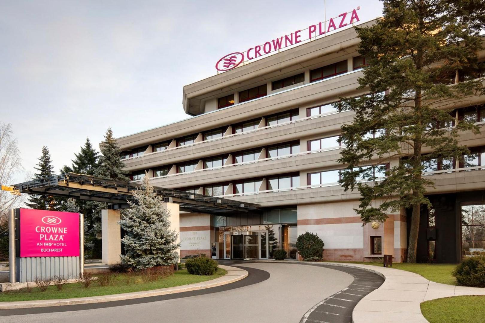 Crowne Plaza Bucharest – intrarea principală a hotelului Crowne Plaza Bucharest – intrarea principală a hotelului