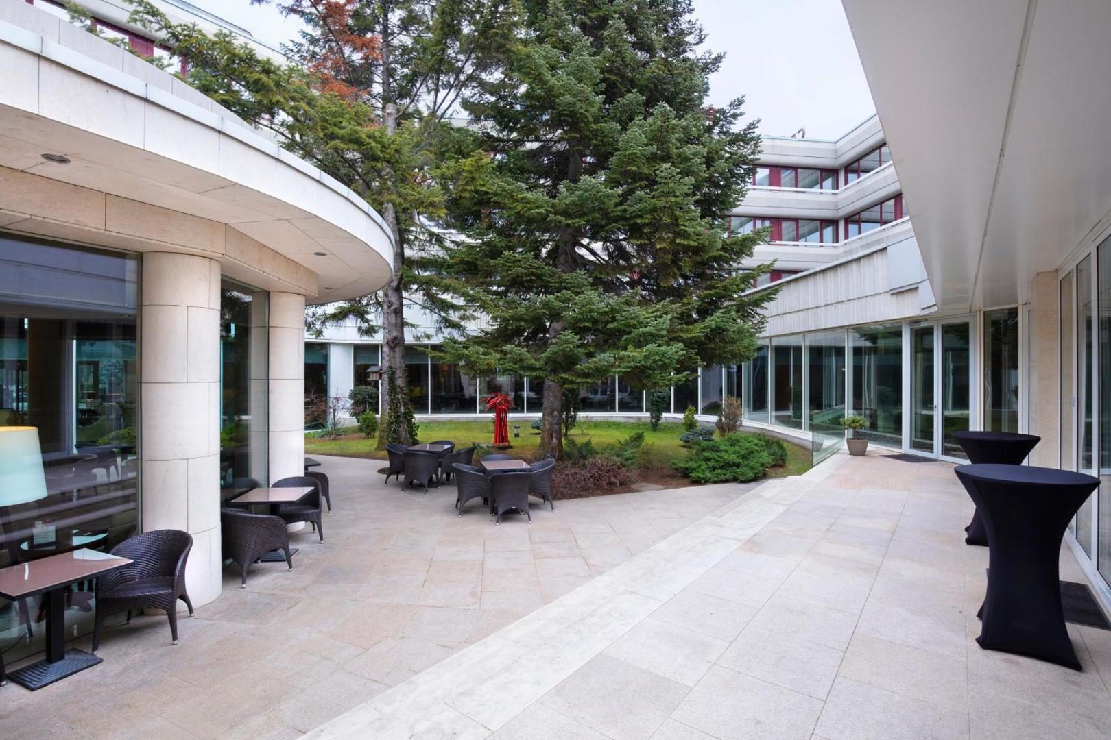 Crowne Plaza Bucharest – terasa exterioară Crowne Plaza Bucharest – terasa exterioară