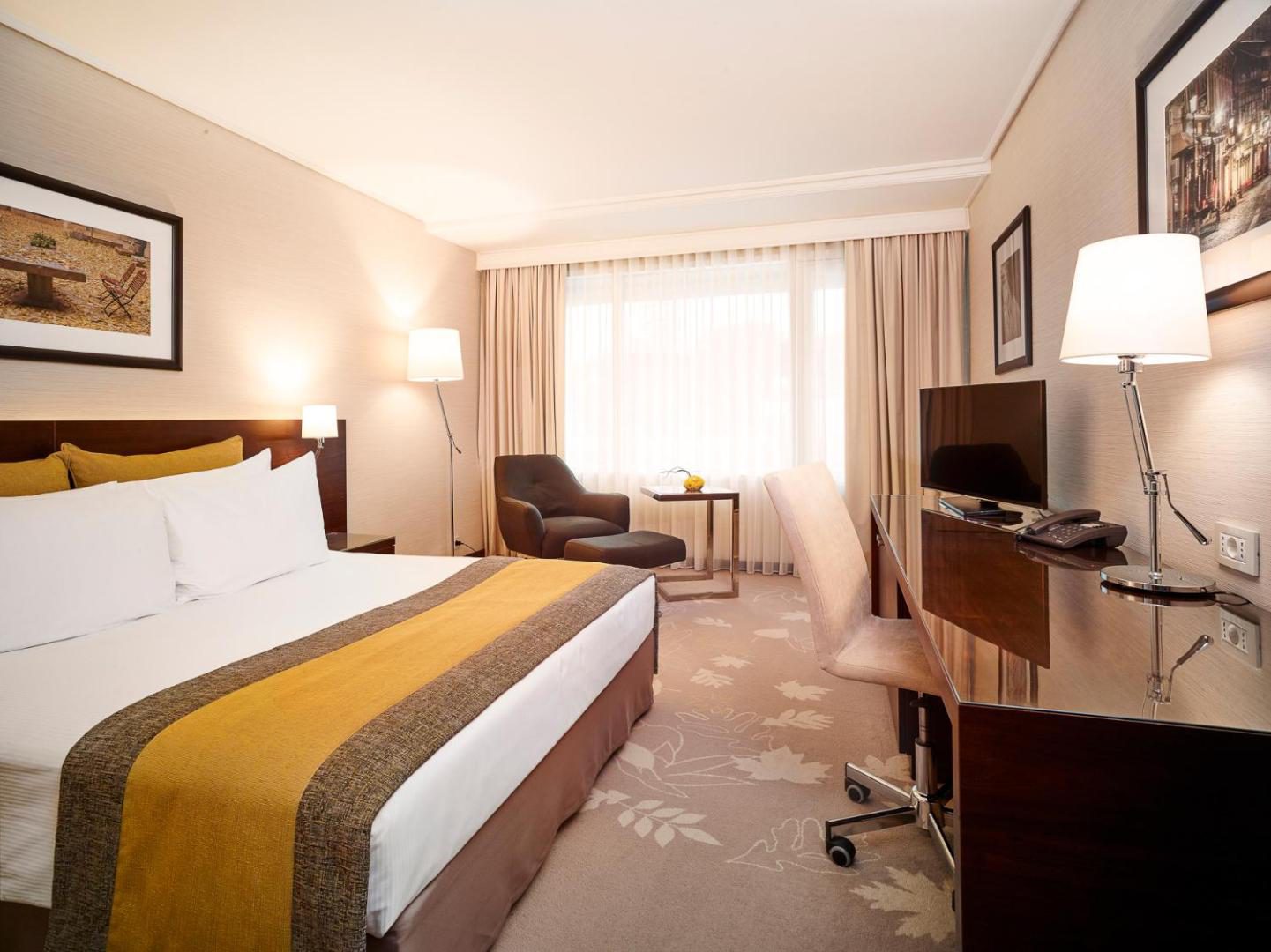 Crowne Plaza Bucharest – cameră cu birou Crowne Plaza Bucharest – cameră cu birou