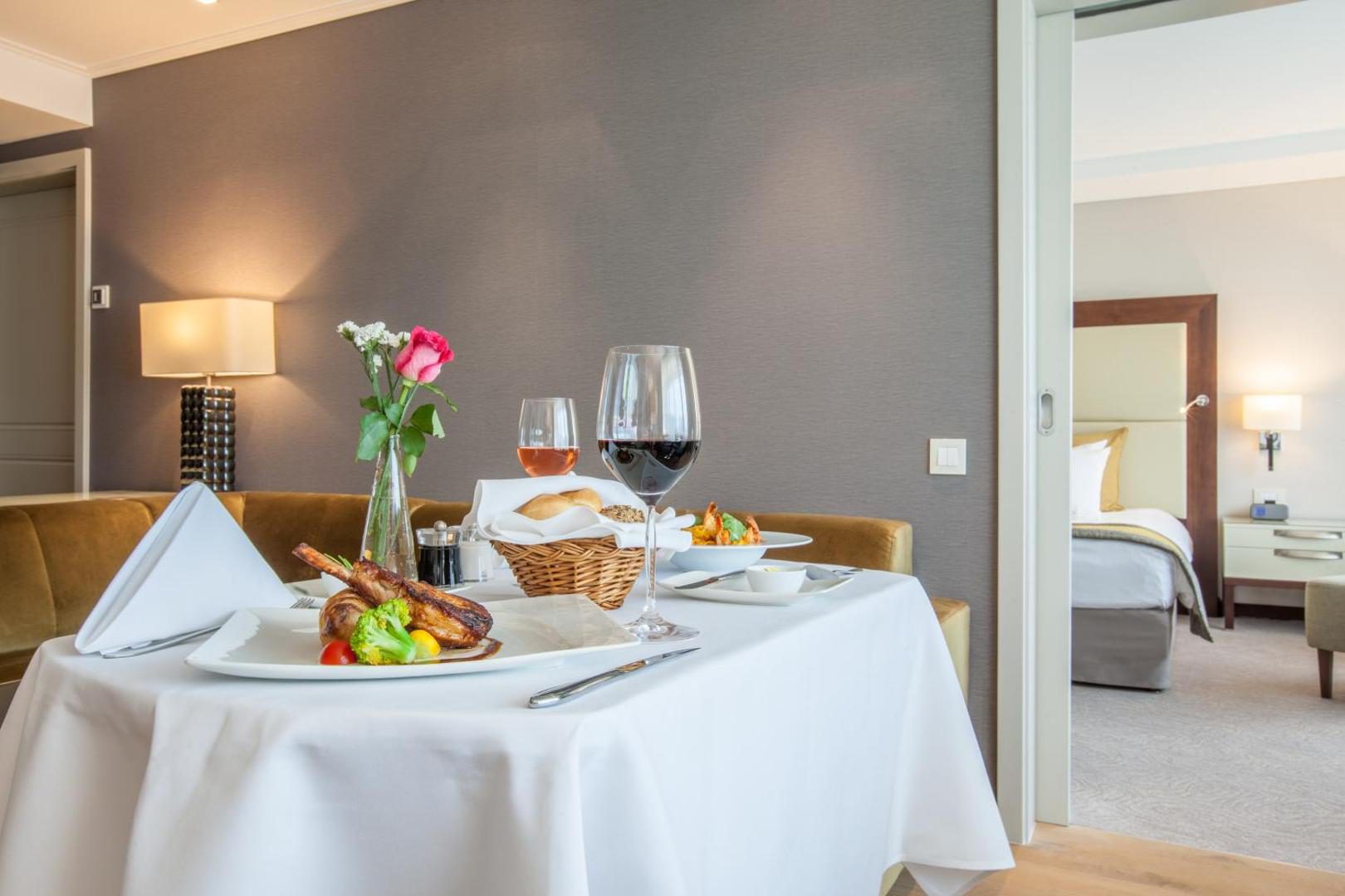 Crowne Plaza Bucharest – room service Crowne Plaza Bucharest – room service