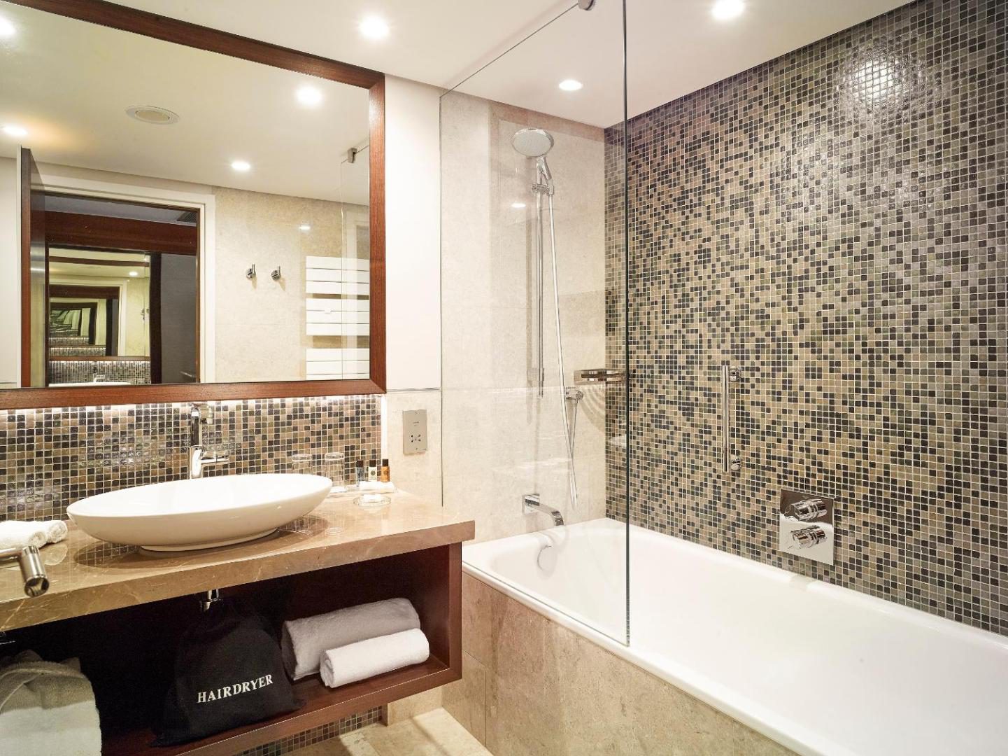 Crowne Plaza Bucharest – baia camerei Crowne Plaza Bucharest – baia camerei
