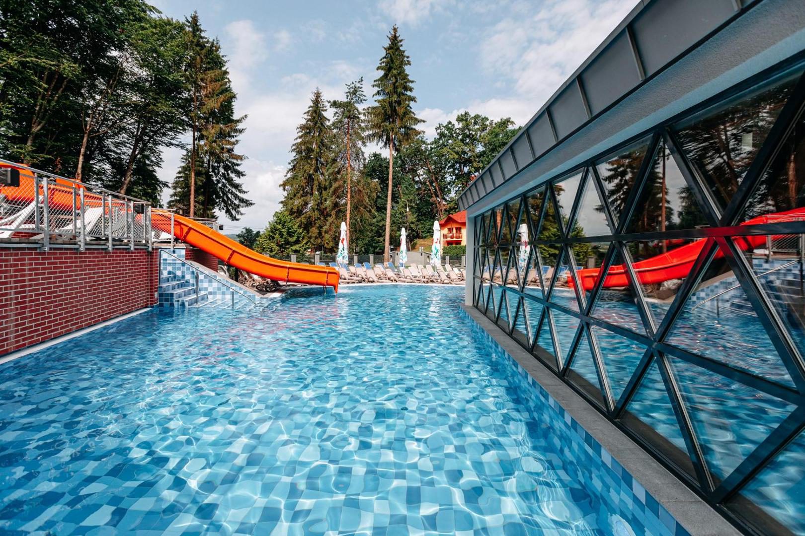 Hotel Crystal Wellness & Spa superior – piscina exterioară cu tobogane Hotel Crystal Wellness & Spa superior – piscina exterioară cu tobogane