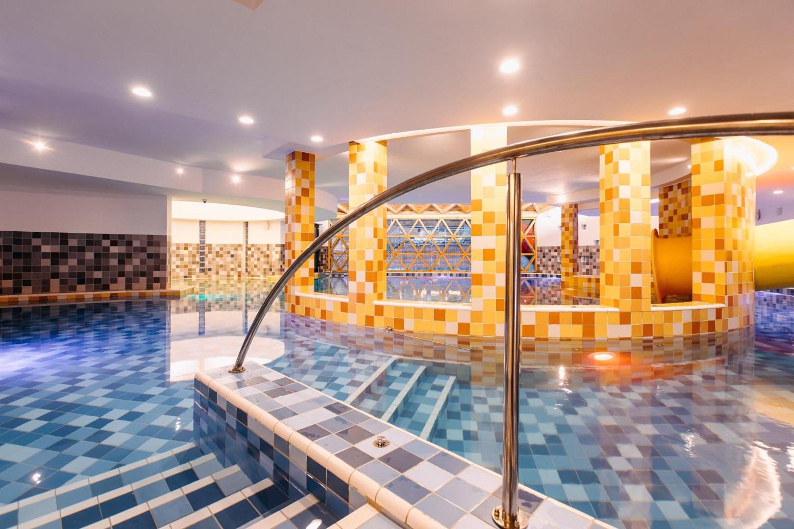 Hotel Crystal Wellness & Spa superior – piscina interioară, zonă cu iluminare caldă Hotel Crystal Wellness & Spa superior – piscina interioară, zonă cu iluminare caldă