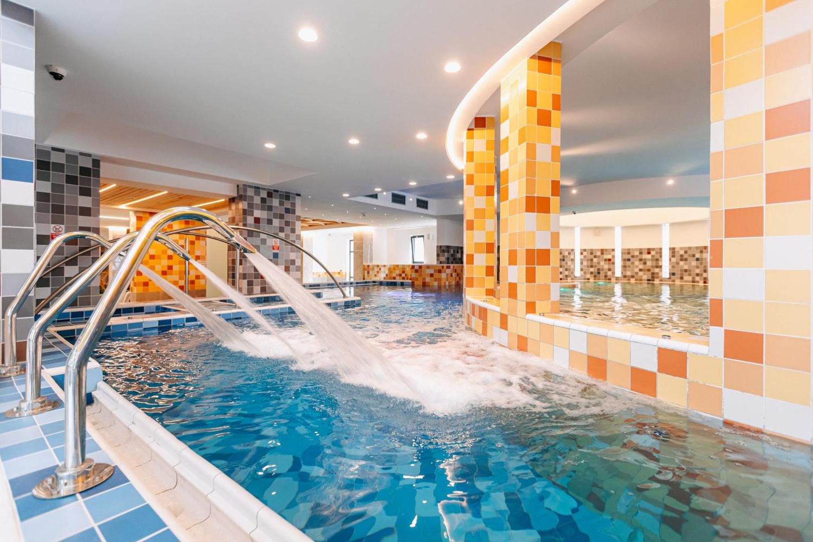 Hotel Crystal Wellness & Spa superior – piscina interioară cu zonă pentru copii Hotel Crystal Wellness & Spa superior – piscina interioară cu zonă pentru copii