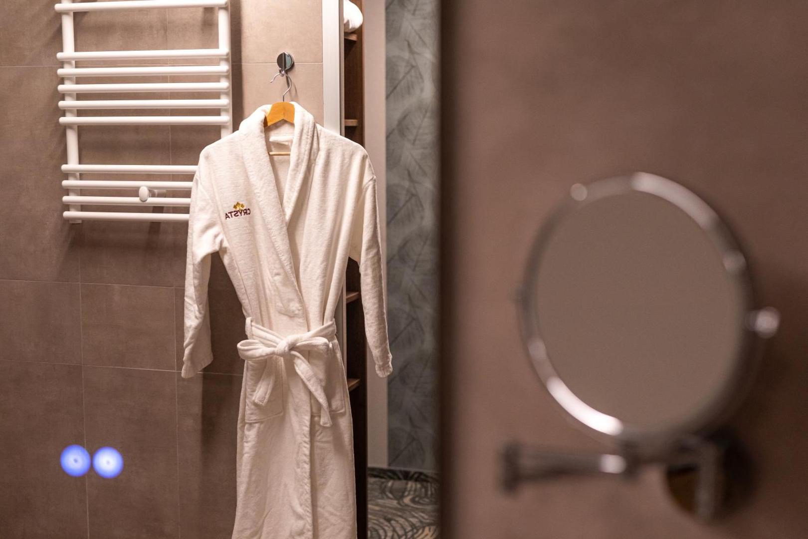 Hotel Crystal Wellness & Spa superior – baie cu halate Hotel Crystal Wellness & Spa superior – baie cu halate