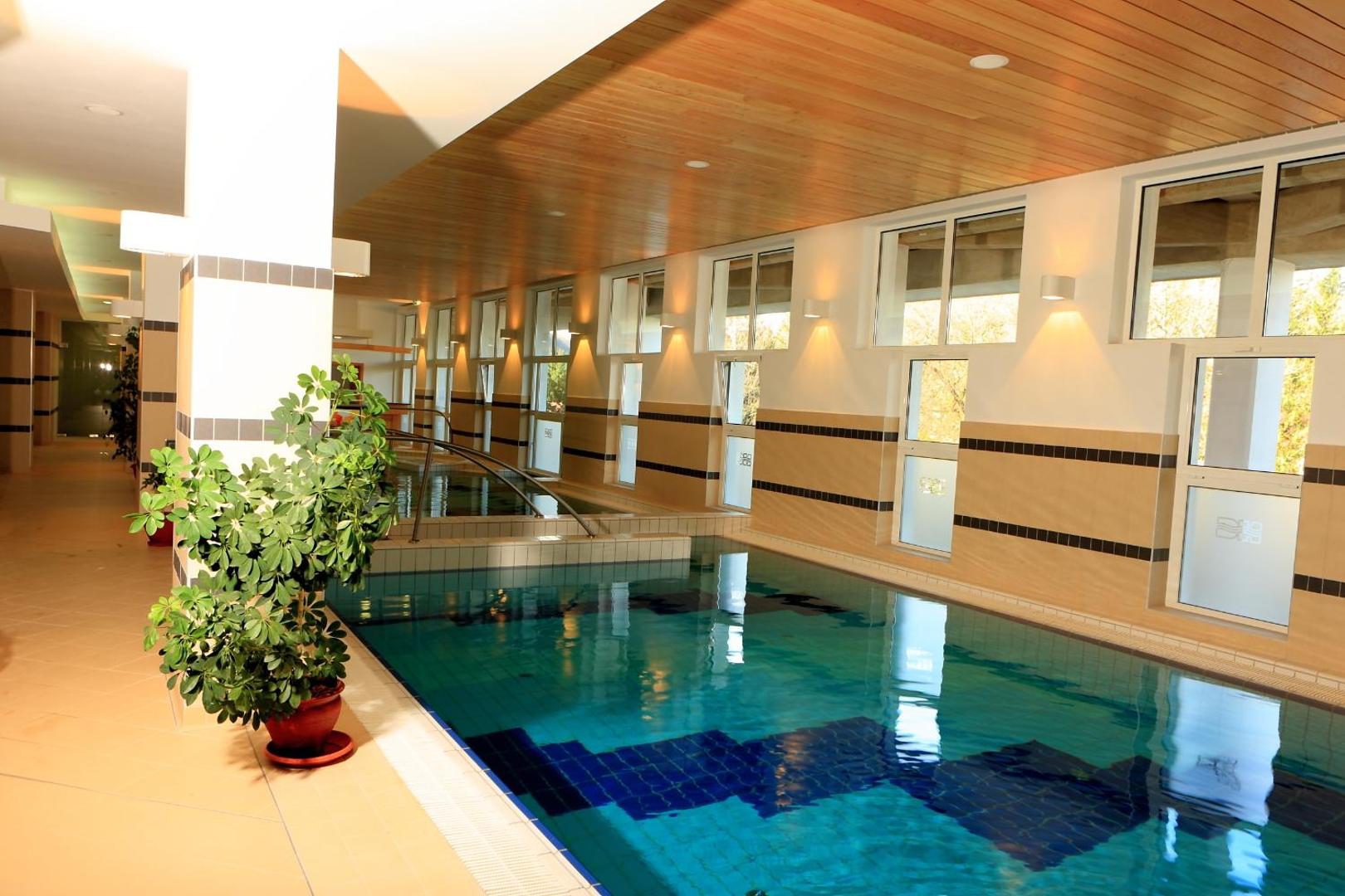 Ensana Bradet – piscină interioară cu șezlonguri, deschisă tot anul Ensana Bradet – piscină interioară cu șezlonguri, deschisă tot anul