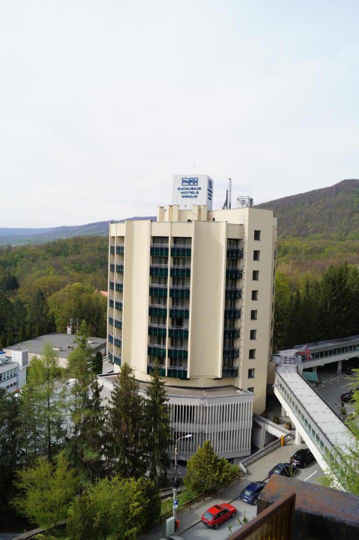 Ensana Bradet – exteriorul hotelului în stațiunea Sovata Ensana Bradet – exteriorul hotelului în stațiunea Sovata