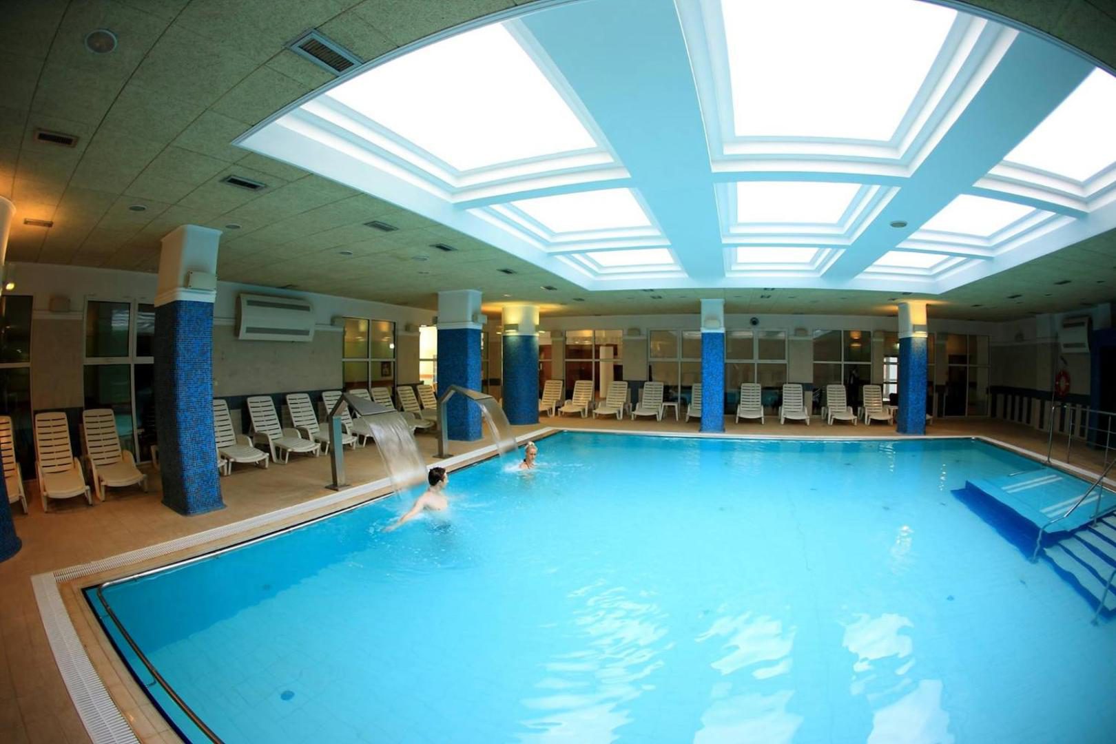 Ensana Sovata – piscina interioară încălzită, cu luminator Ensana Sovata – piscina interioară încălzită, cu luminator
