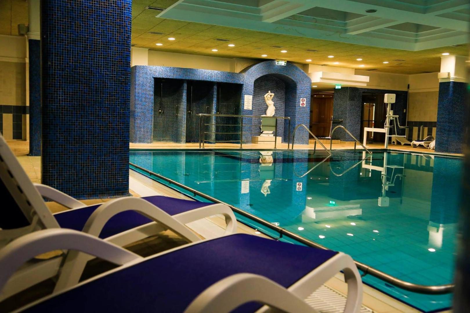 Ensana Sovata – piscina interioară cu șezlonguri Ensana Sovata – piscina interioară cu șezlonguri