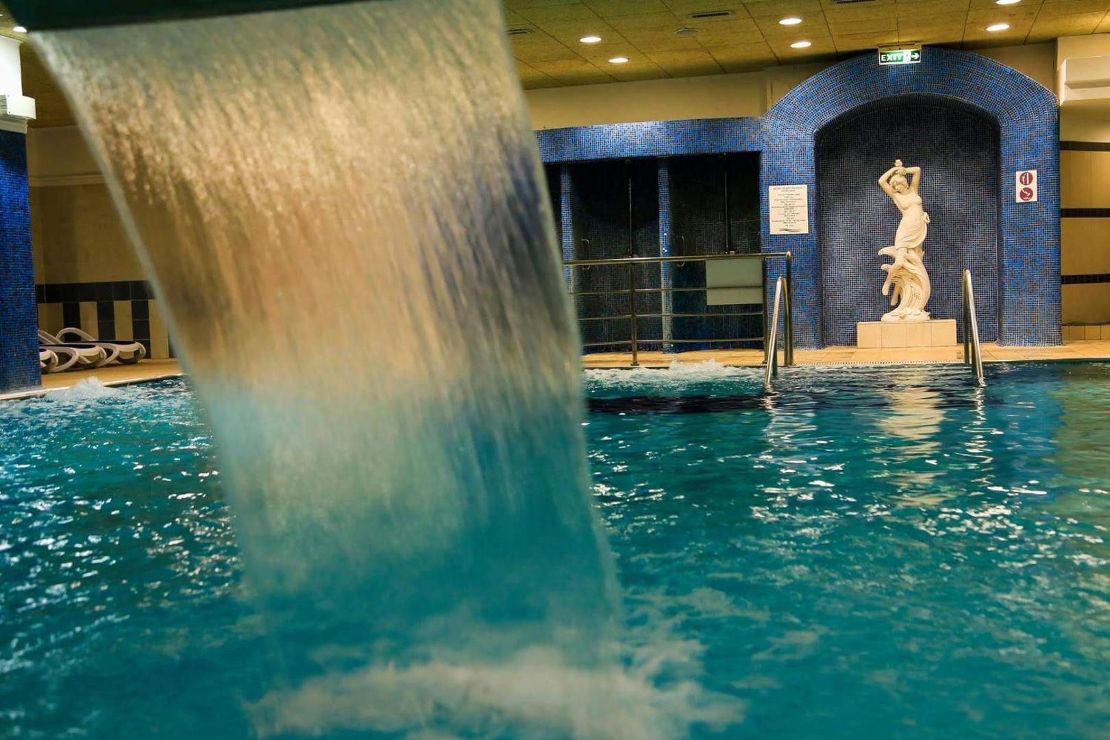 Ensana Sovata – cascadă în piscina interioară Ensana Sovata – cascadă în piscina interioară