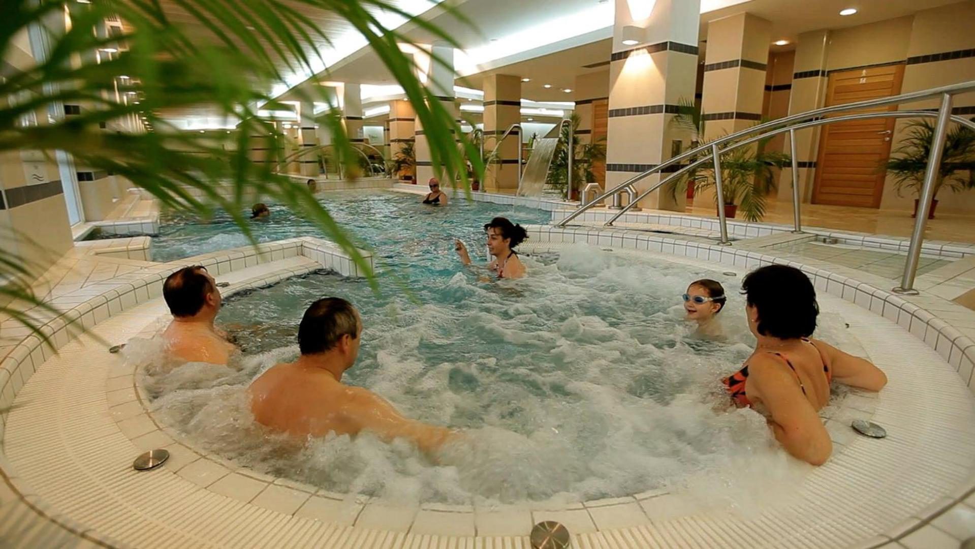 Ensana Sovata – cadă cu hidromasaj în zona de wellness Ensana Sovata – cadă cu hidromasaj în zona de wellness