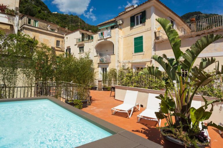 Etrus Boutique Room Amalfi – piscina pe terasa cu vedere la casele traditionale din Amalfi