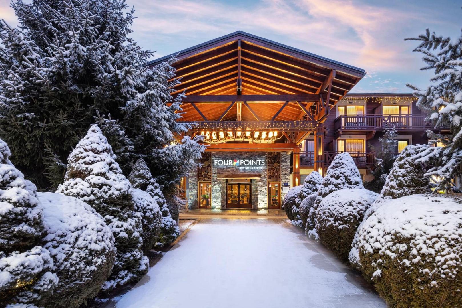 Four Points by Sheraton Bansko – hotelul iarna, la asfințit Four Points by Sheraton Bansko – hotelul iarna, la asfințit