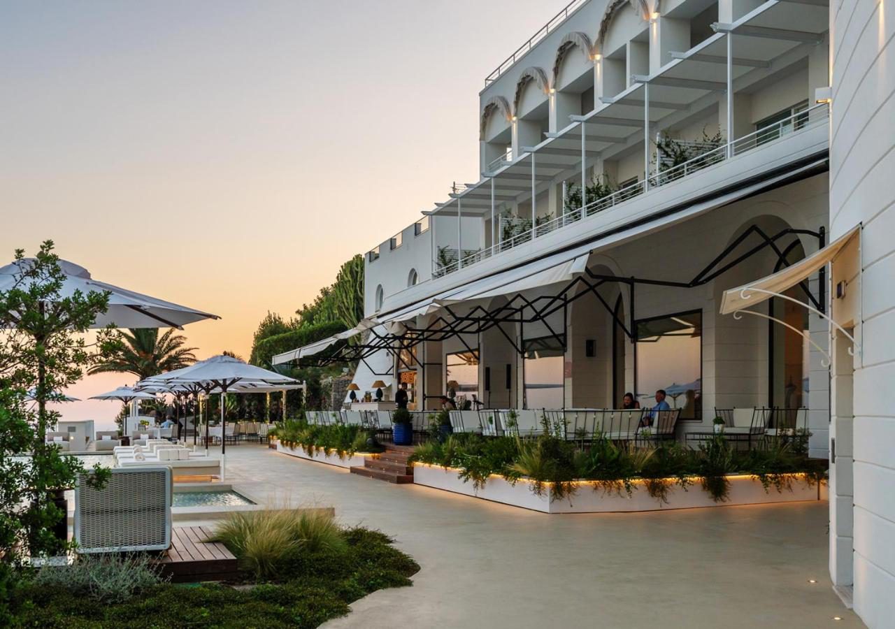 Furore Grand Hotel – terasa restaurant cu umbrele, la apus, langa piscina Furore Grand Hotel – terasa restaurant cu umbrele, la apus, langa piscina