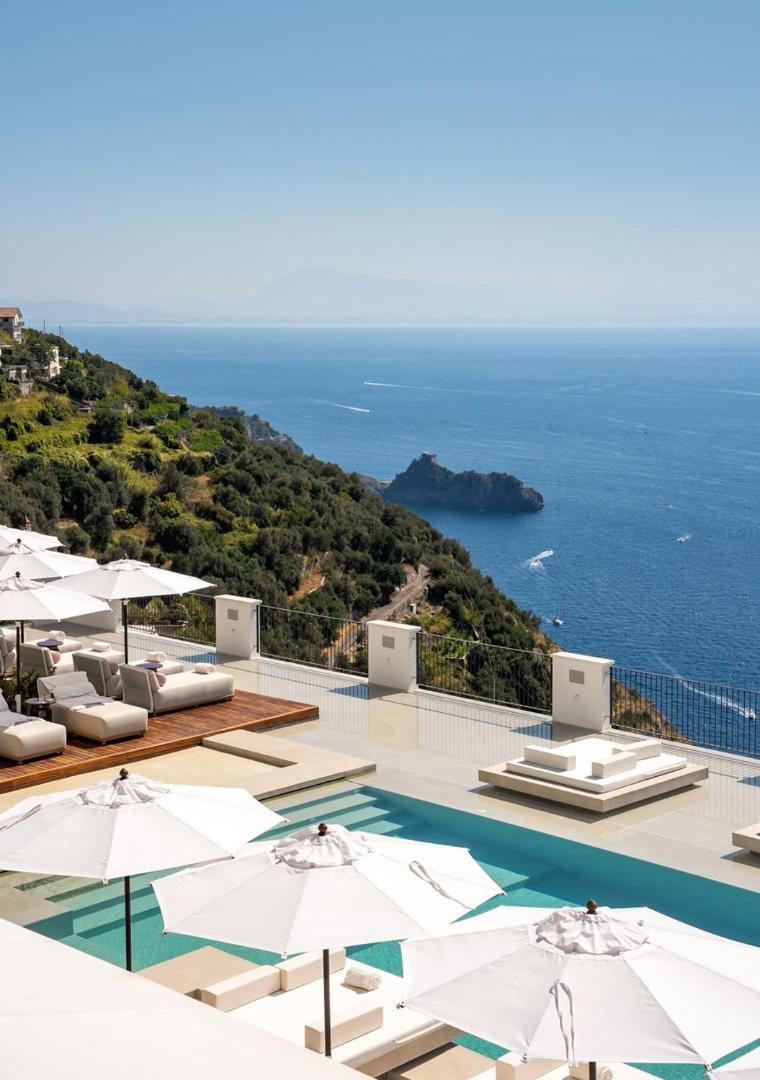 Furore Grand Hotel – piscina exterioara cu sezlonguri si vedere panoramica la mare, ziua Furore Grand Hotel – piscina exterioara cu sezlonguri si vedere panoramica la mare, ziua