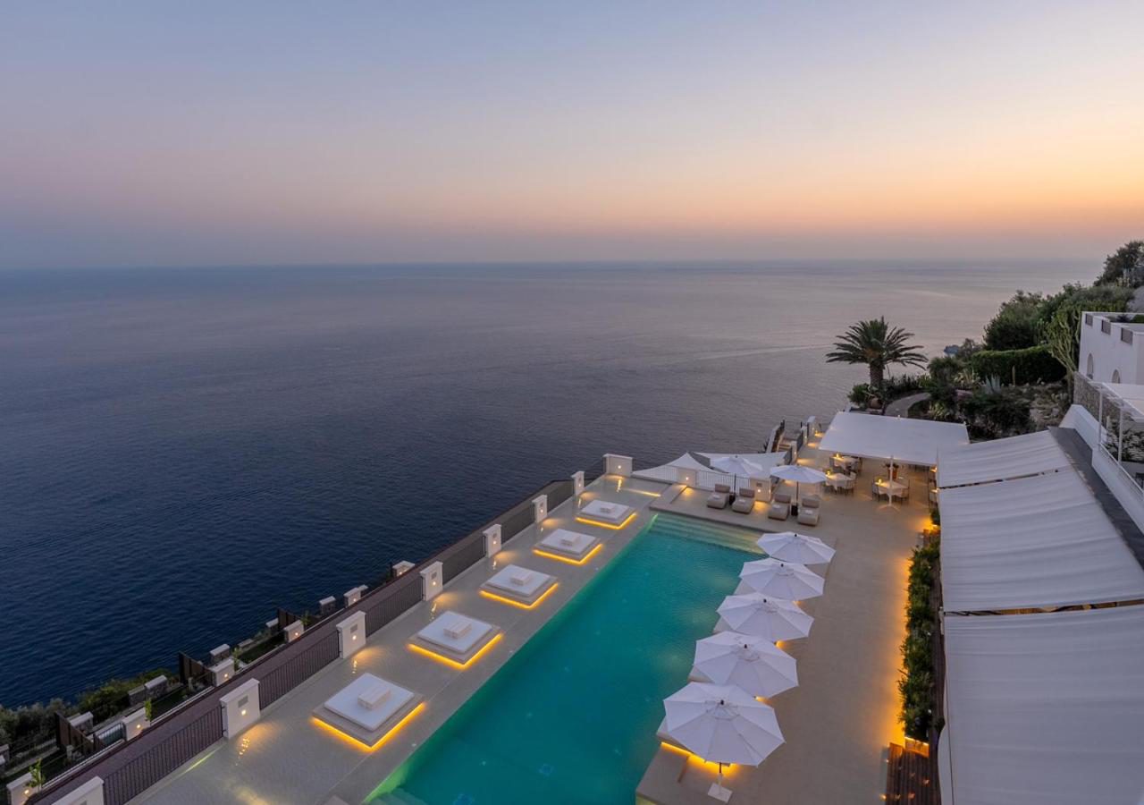 Furore Grand Hotel – terasa cu sezlonguri si umbrele, vedere la mare, seara Furore Grand Hotel – terasa cu sezlonguri si umbrele, vedere la mare, seara