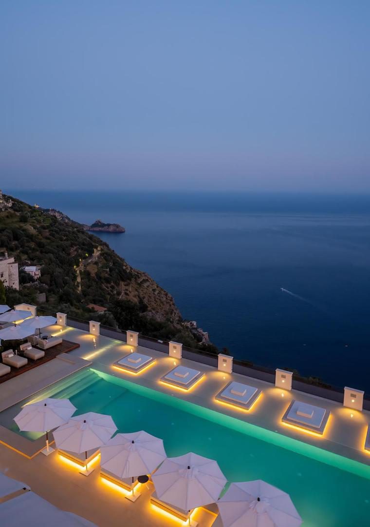 Furore Grand Hotel – piscina exterioara pe terasa suspendata deasupra marii, cu vedere neintrerupta la orizont