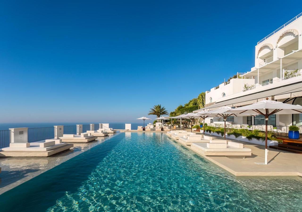Furore Grand Hotel – piscina cu apa turcoaz, vedere directa la mare Furore Grand Hotel – piscina cu apa turcoaz, vedere directa la mare