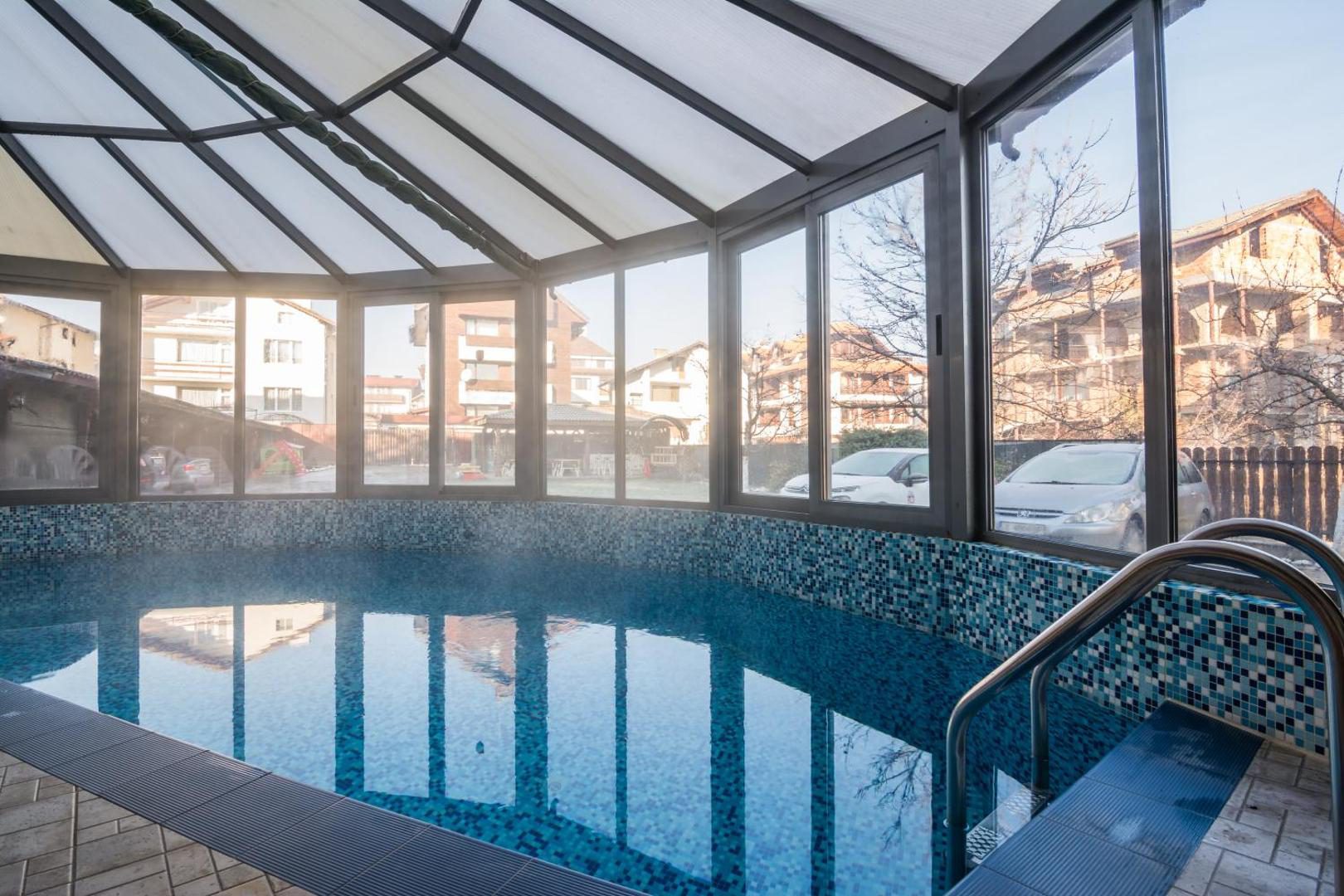 Grami Hotel – piscina interioară încălzită Grami Hotel – piscina interioară încălzită