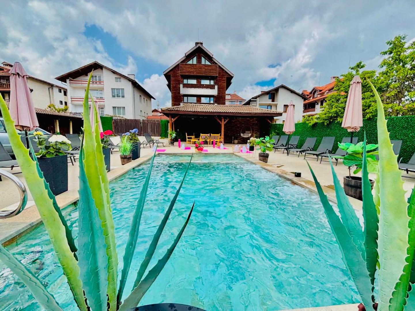 Grami Hotel – piscina exterioară cu grădină Grami Hotel – piscina exterioară cu grădină
