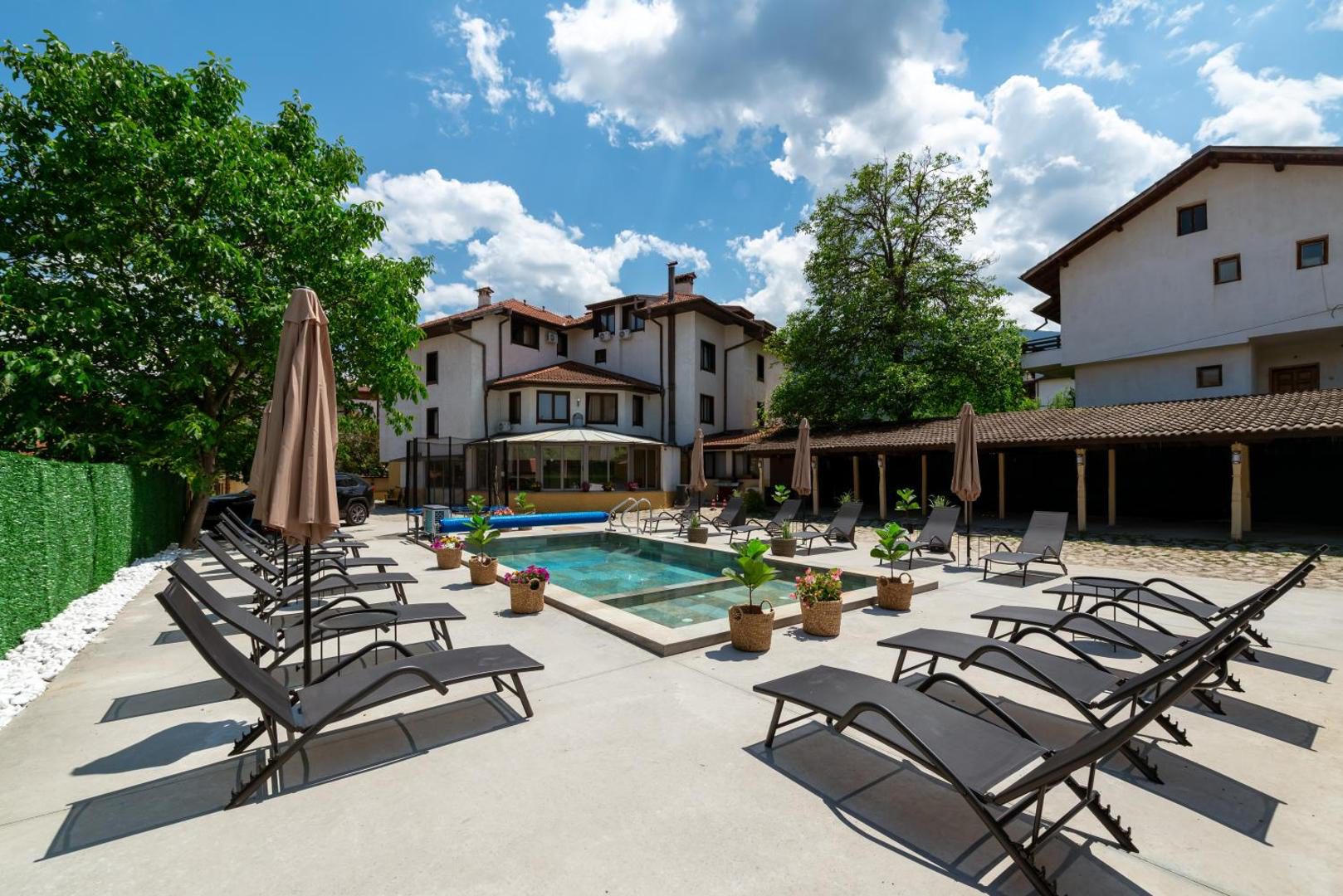 Grami Hotel – piscina exterioară cu șezlonguri Grami Hotel – piscina exterioară cu șezlonguri