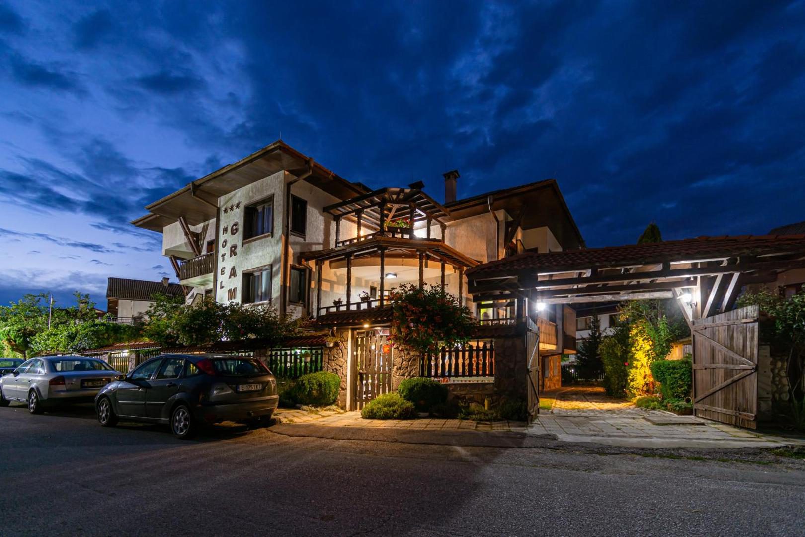 Grami Hotel – hotelul, seara Grami Hotel – hotelul, seara