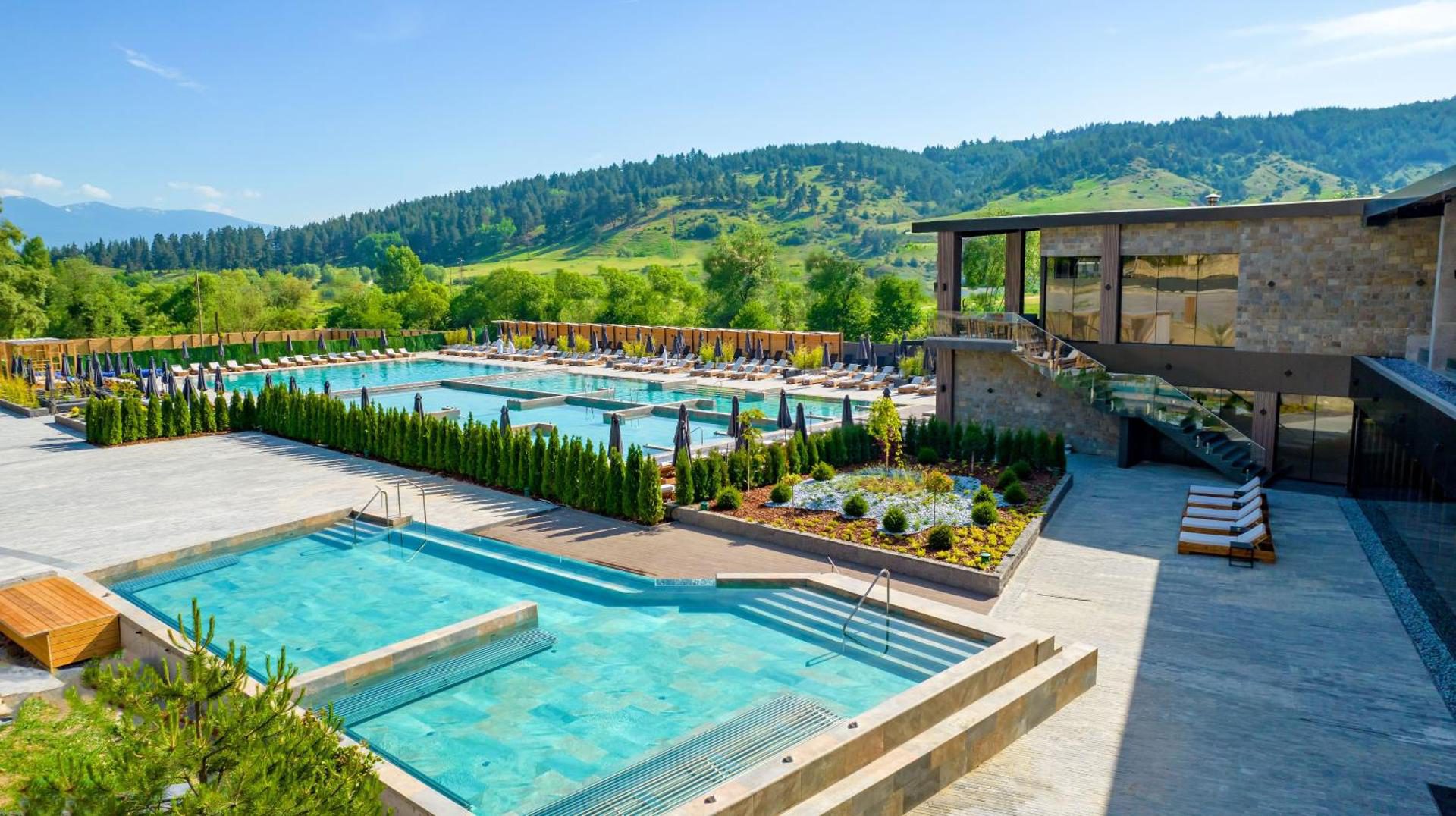 Grand Hotel Therme – vedere aeriană asupra piscinelor și clădirilor Grand Hotel Therme – vedere aeriană asupra piscinelor și clădirilor