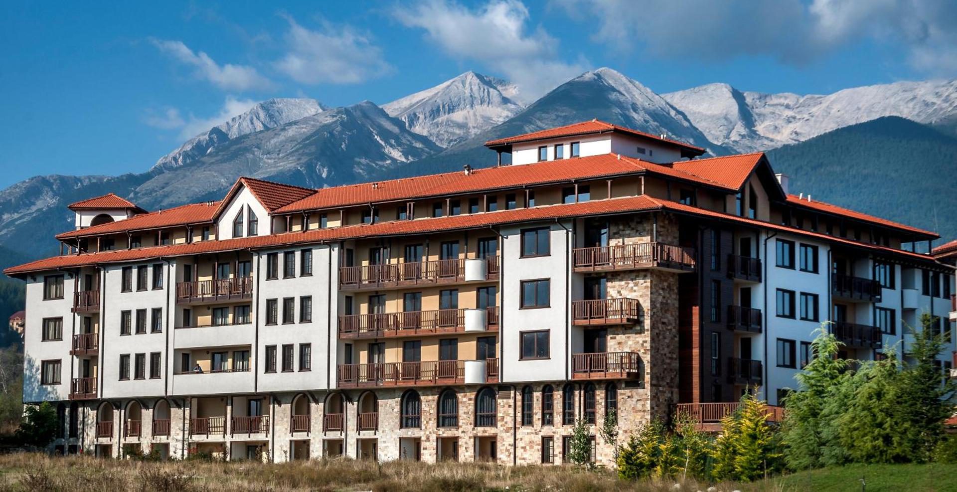 Grand Royale Apartment Complex & Spa – clădirea complexului cu vedere la munte Grand Royale Apartment Complex & Spa – clădirea complexului cu vedere la munte