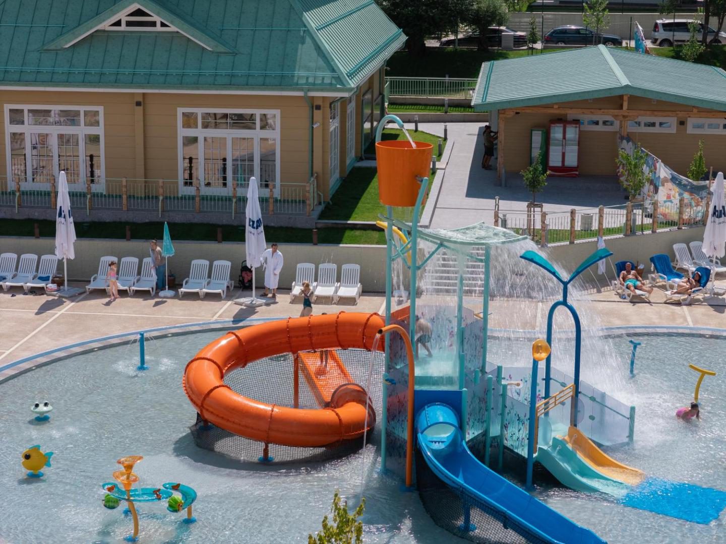 Hot Springs Medical and SPA – piscina exterioară cu tobogane Hot Springs Medical and SPA – piscina exterioară cu tobogane