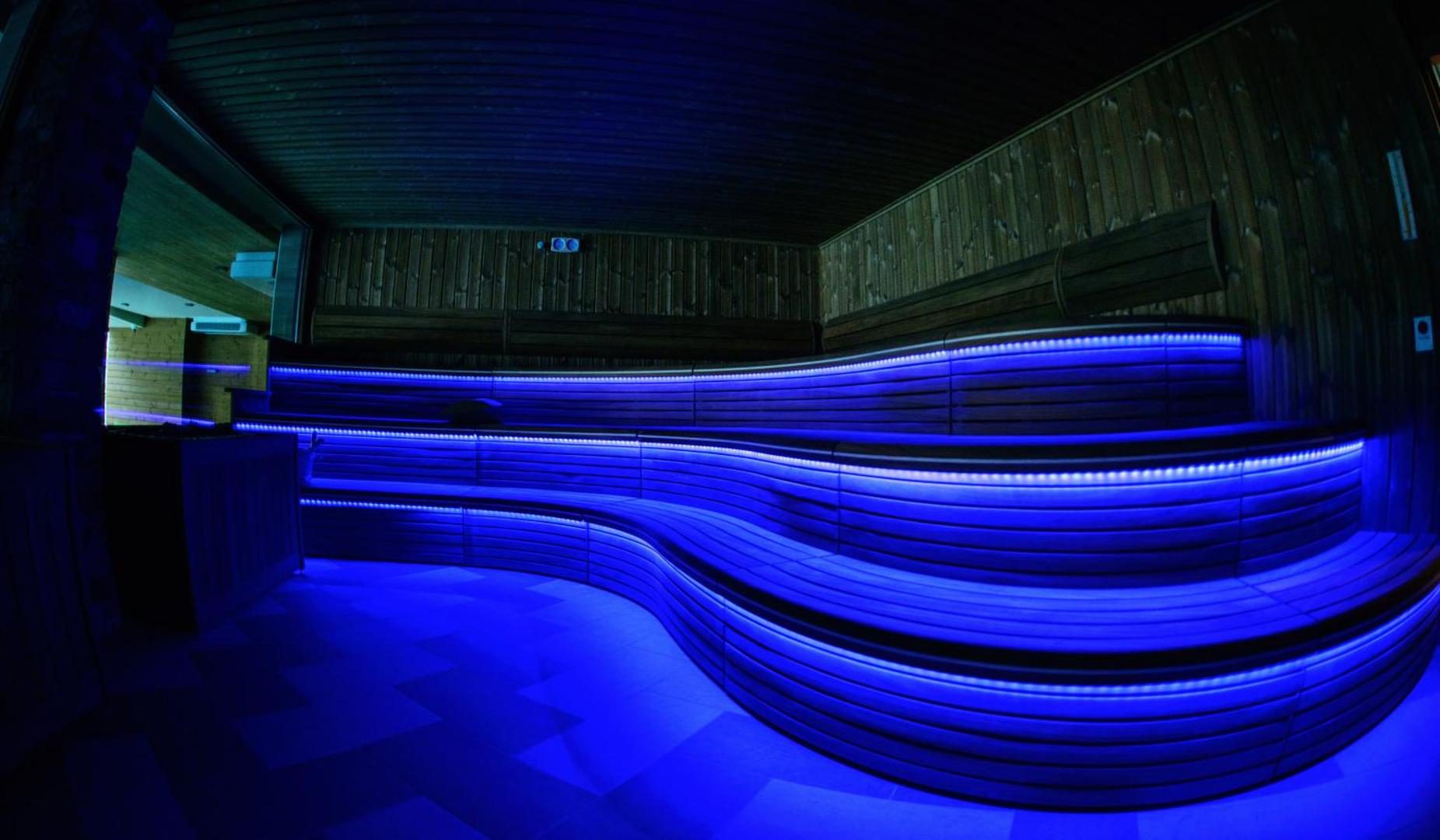 Hot Springs Medical and SPA – zonă spa cu iluminare albastră Hot Springs Medical and SPA – zonă spa cu iluminare albastră