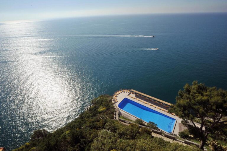 Hotel Belvedere Conca dei Marini – piscina cu apa de mare pe stanca, vedere aeriana la ocean