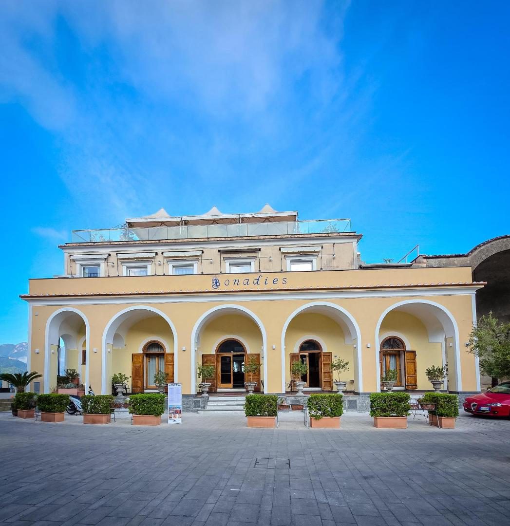 Hotel Bonadies Ravello – fatada istorica cu arcade, in Piazza Fontana Moresca Hotel Bonadies Ravello – fatada istorica cu arcade, in Piazza Fontana Moresca