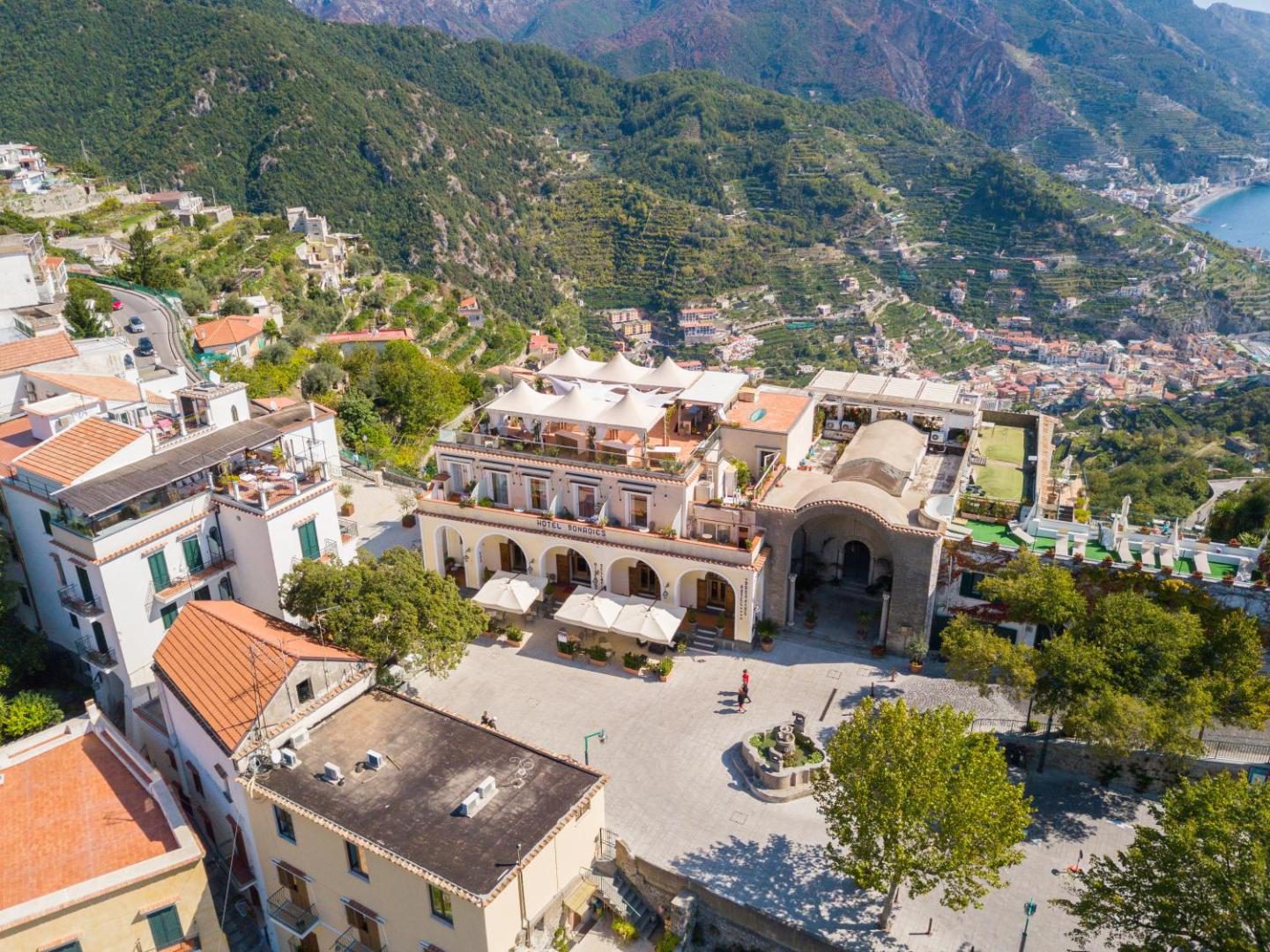 Hotel Bonadies Ravello – vedere aeriana asupra hotelului si Coastei Amalfitane Hotel Bonadies Ravello – vedere aeriana asupra hotelului si Coastei Amalfitane