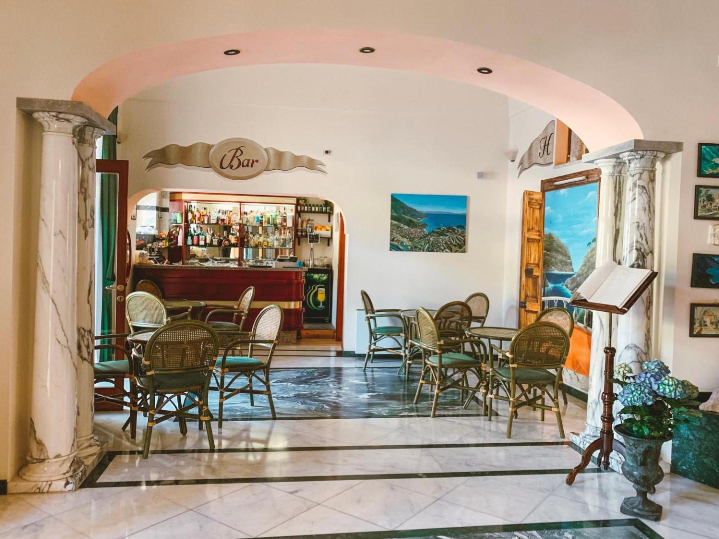 Hotel Bonadies Ravello – barul hotelului, cu mese din ratan si picturi cu Coasta Amalfitana Hotel Bonadies Ravello – barul hotelului, cu mese din ratan si picturi cu Coasta Amalfitana