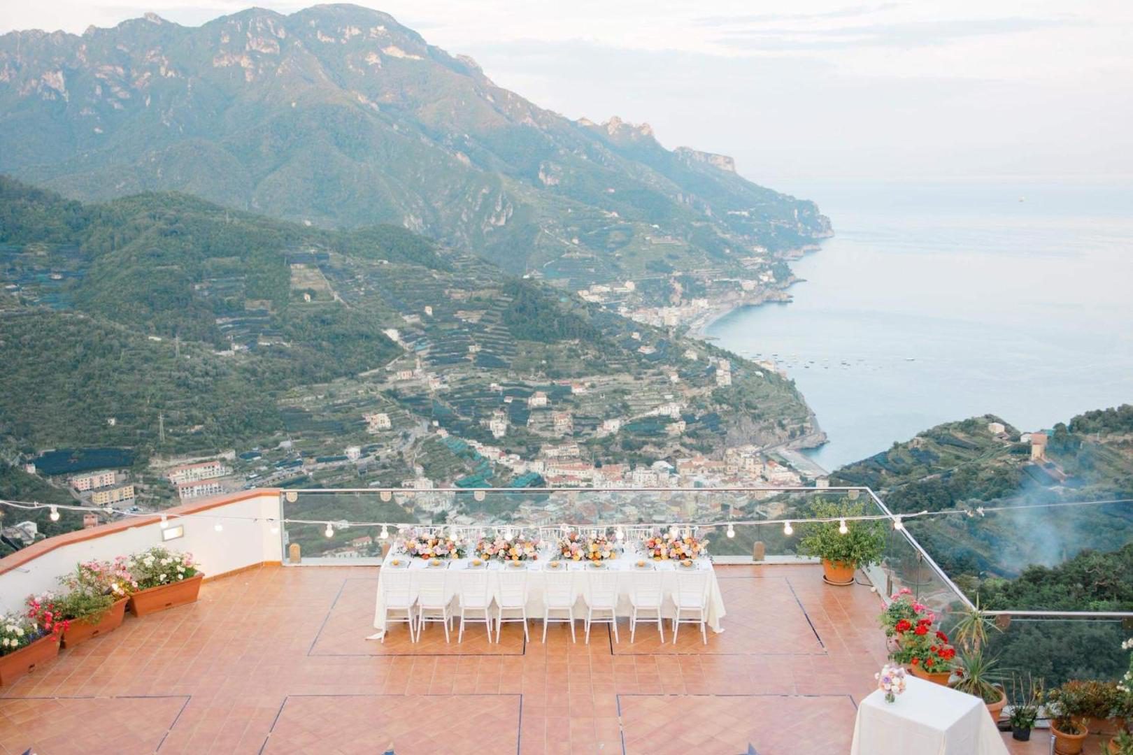 Hotel Bonadies Ravello – masa festiva pe terasa acoperisului, cu vedere la Coasta Amalfitana Hotel Bonadies Ravello – masa festiva pe terasa acoperisului, cu vedere la Coasta Amalfitana