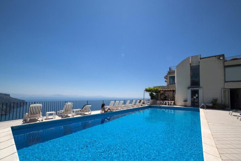 Hotel Graal Ravello – piscina exterioara pe terasa, cu vedere panoramica la Golful Salerno