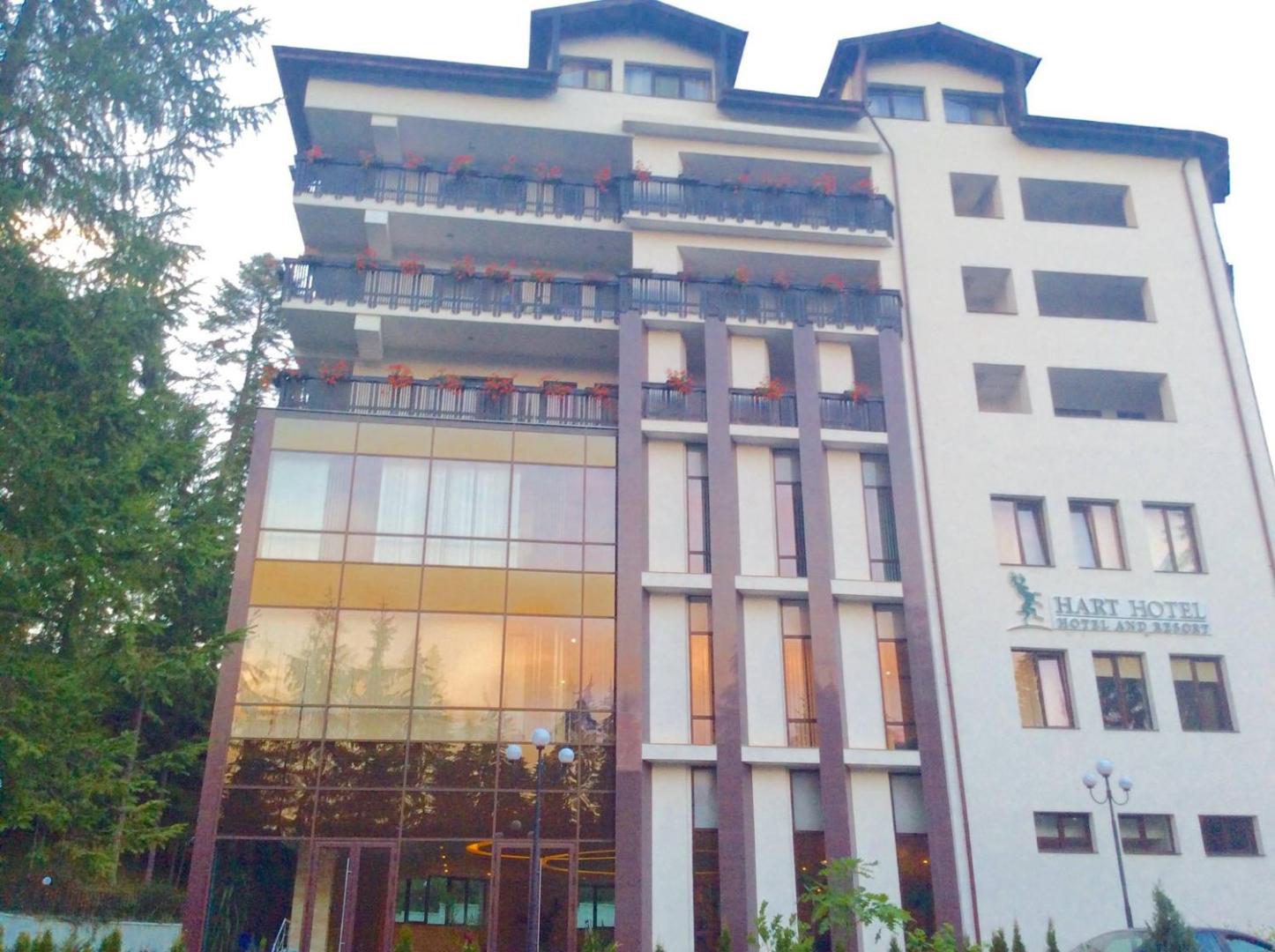 Hotel Hart Predeal – terasa exterioară cu grătar Hotel Hart Predeal – terasa exterioară cu grătar
