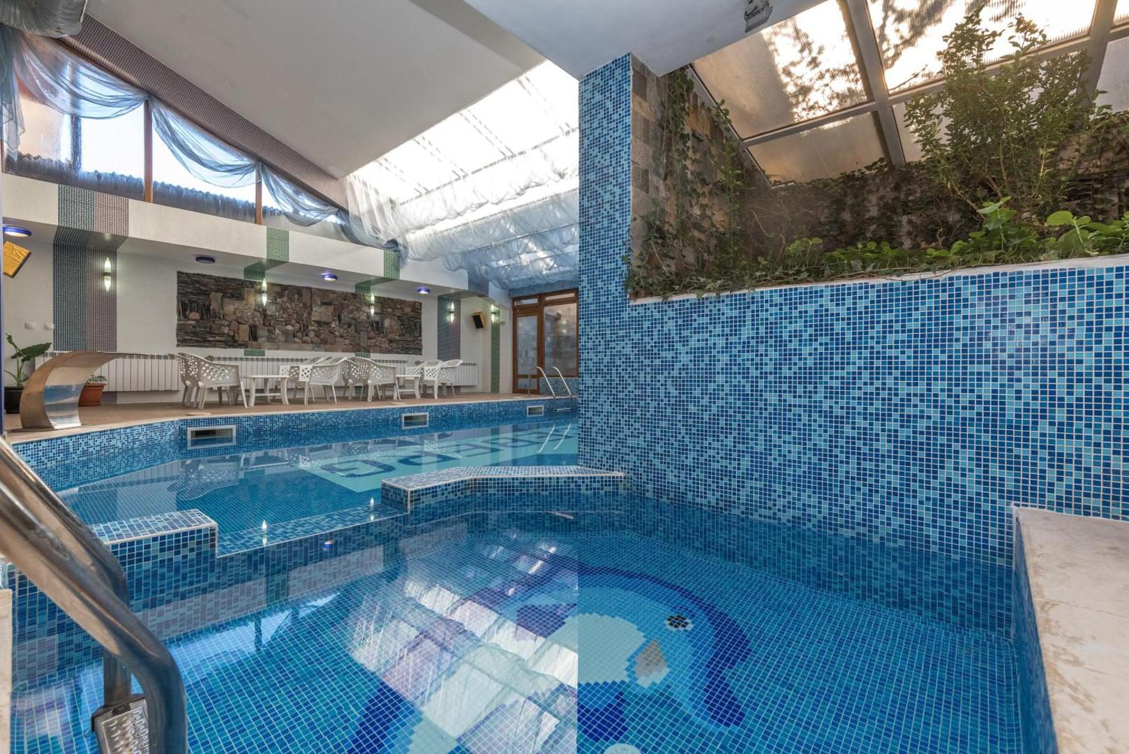 Hotel Iceberg Bansko – piscina interioară cu luminator Hotel Iceberg Bansko – piscina interioară cu luminator