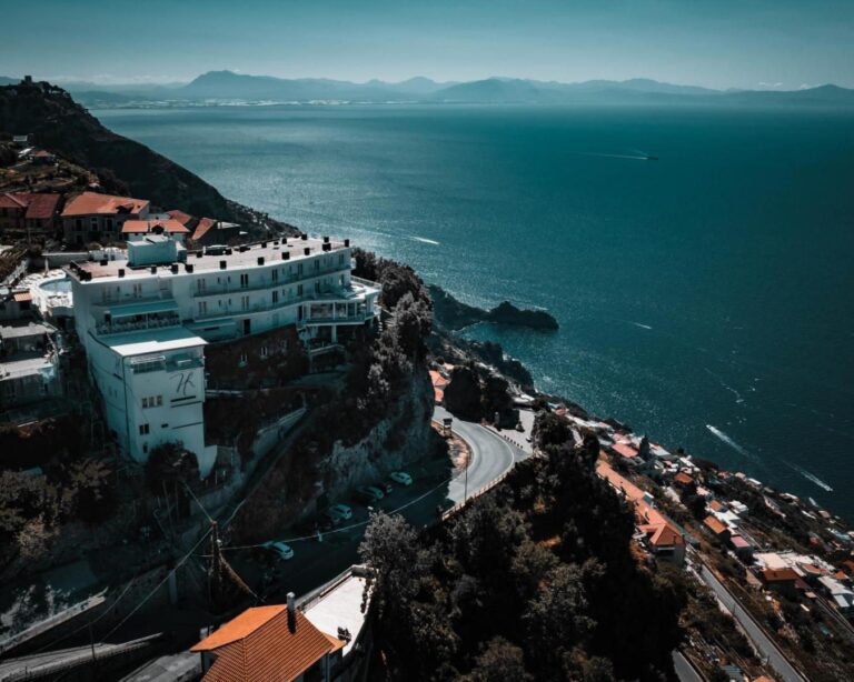 Hotel le Rocce Agerola – vedere aeriana a hotelului pe stanca, cu piscina exterioara si terasa cu sezlonguri