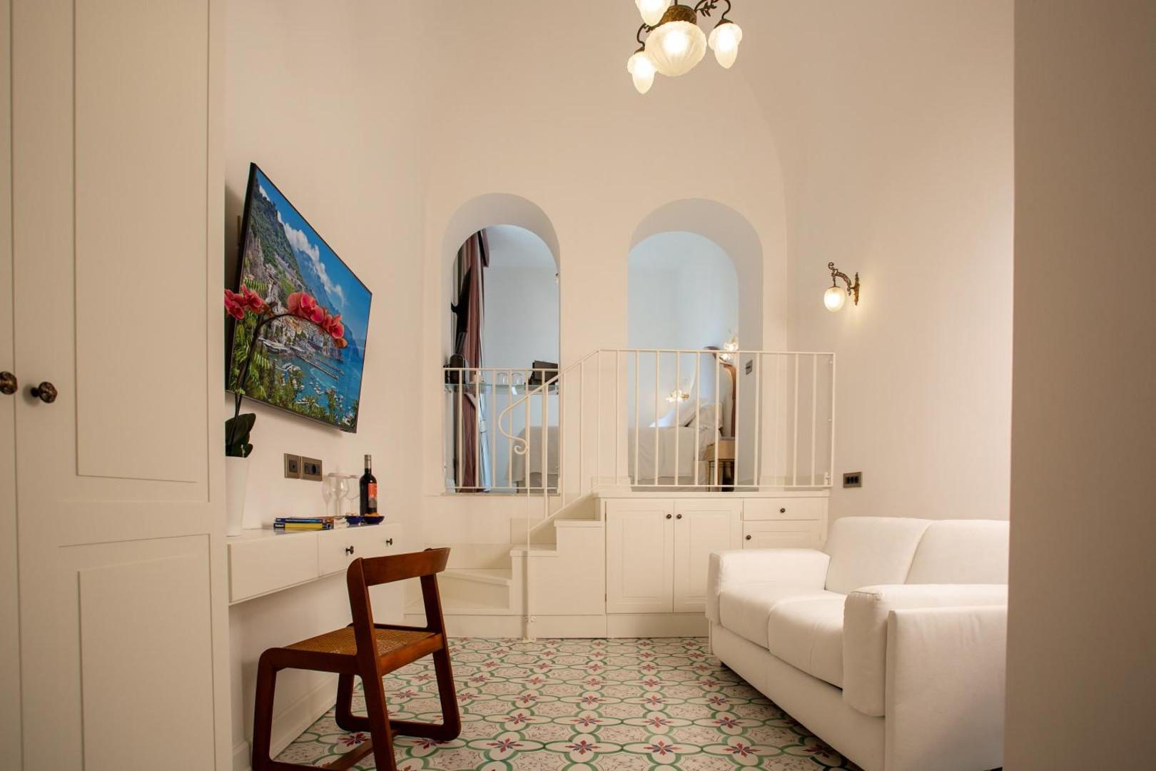 Hotel Marina Riviera Amalfi – living modern in doua niveluri, pardoseala cu faianta traditionala si canapea alba Hotel Marina Riviera Amalfi – living modern in doua niveluri, pardoseala cu faianta traditionala si canapea alba