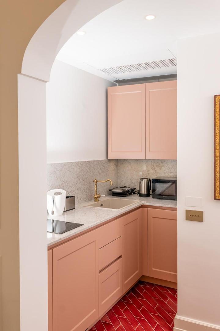 Hotel Marina Riviera Amalfi – bucatarie mica moderna cu mobilier roz pudra si blat de marmura Hotel Marina Riviera Amalfi – bucatarie mica moderna cu mobilier roz pudra si blat de marmura
