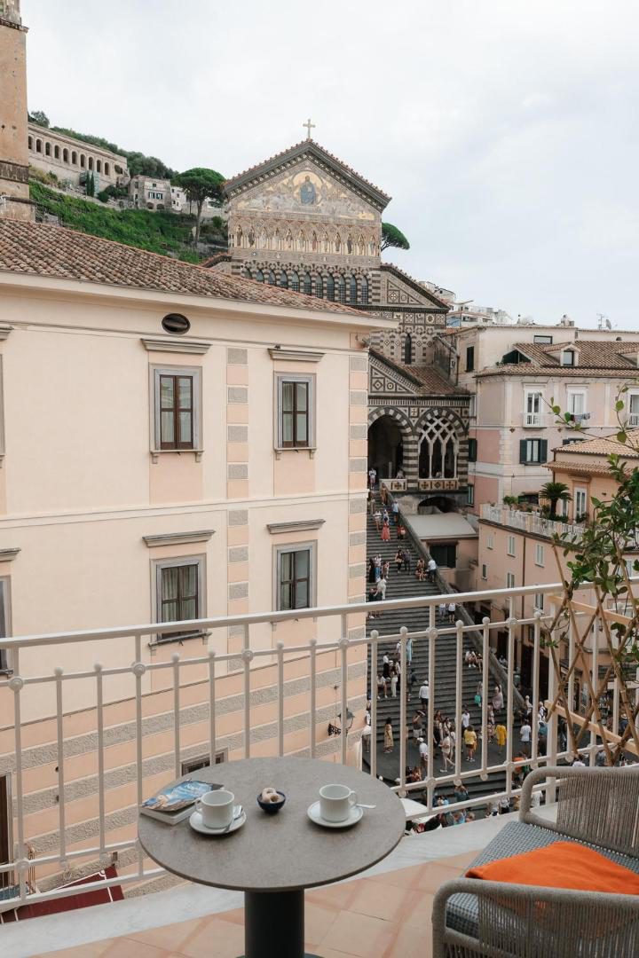 Hotel Marina Riviera Amalfi – balcon cu masa de cafea si vedere directa la Catedrala Sant'Andrea din Amalfi Hotel Marina Riviera Amalfi – balcon cu masa de cafea si vedere directa la Catedrala Sant'Andrea din Amalfi