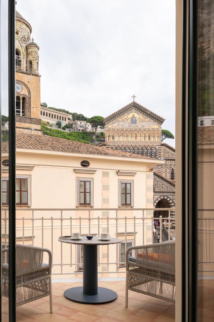 Hotel Marina Riviera Amalfi – balcon cu vedere apropiata la turnul si fatada Catedralei Sant'Andrea, Amalfi Hotel Marina Riviera Amalfi – balcon cu vedere apropiata la turnul si fatada Catedralei Sant'Andrea, Amalfi