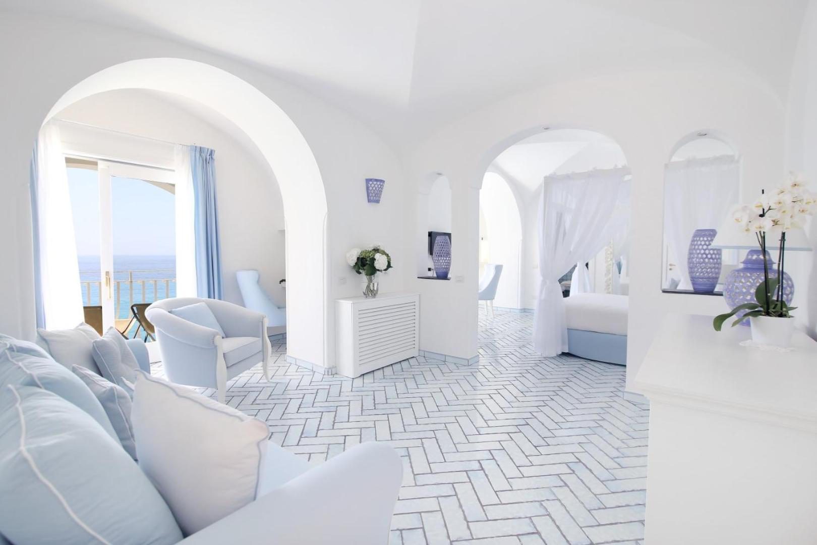 Hotel Marincanto Positano – vedere aeriana de pe balconul hotelului la orasul Positano construit in trepte pe stanca, Coasta Amalfitana Hotel Marincanto Positano – vedere aeriana de pe balconul hotelului la orasul Positano construit in trepte pe stanca, Coasta Amalfitana
