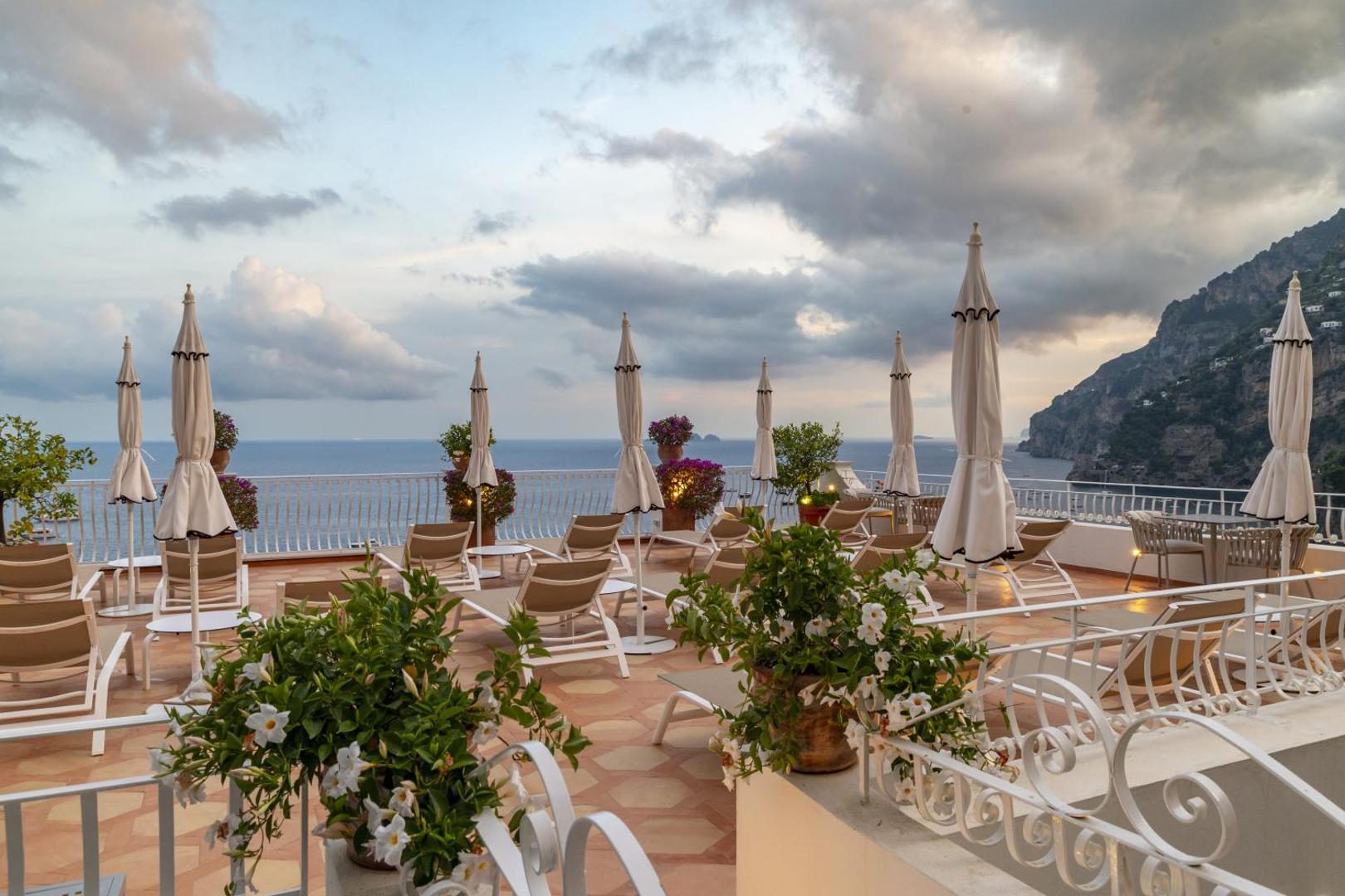 Hotel Marincanto Positano – living elegant alb-albastru cu arcade, canapea si balcon deschis cu vedere directa la mare, Positano Hotel Marincanto Positano – living elegant alb-albastru cu arcade, canapea si balcon deschis cu vedere directa la mare, Positano