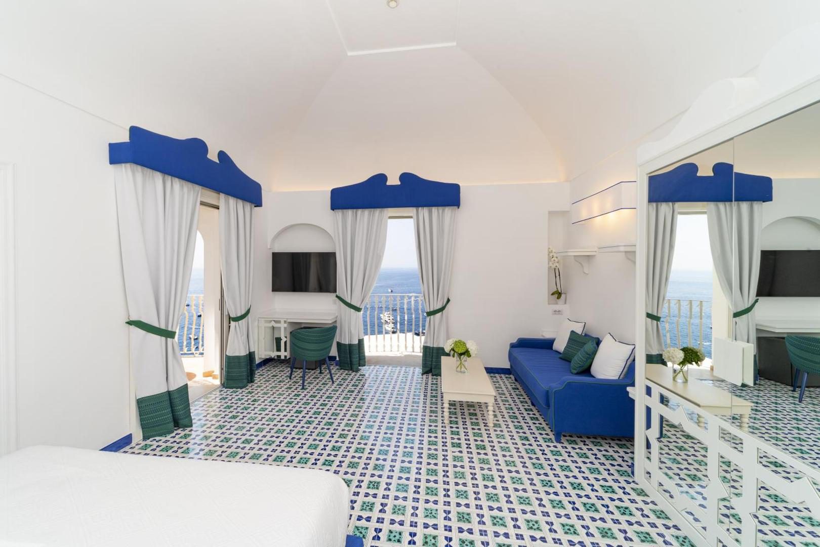 Hotel Marincanto Positano – camera cu decor albastru-verde, pat cu baldachin si vedere directa la mare prin fereastra, Positano Hotel Marincanto Positano – camera cu decor albastru-verde, pat cu baldachin si vedere directa la mare prin fereastra, Positano