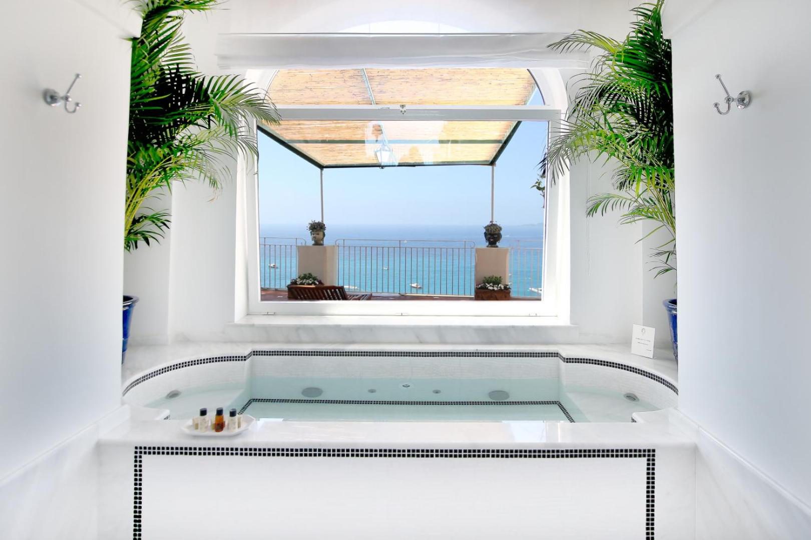 Hotel Marincanto Positano – cada spa cu hidromasaj si fereastra cu vedere panoramica la mare, plante tropicale, Positano Hotel Marincanto Positano – cada spa cu hidromasaj si fereastra cu vedere panoramica la mare, plante tropicale, Positano