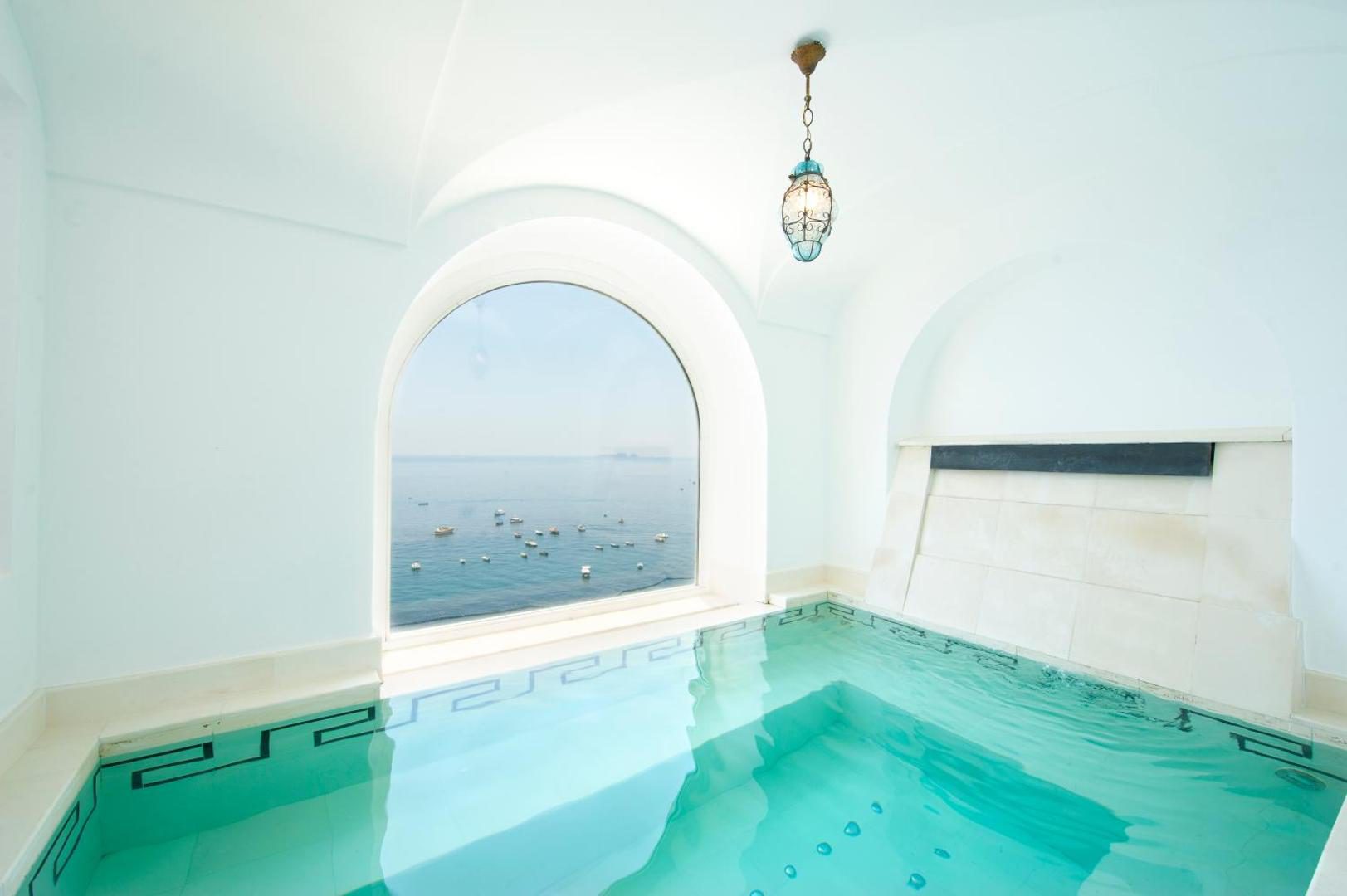 Hotel Marincanto Positano – piscina/cada spa cu mozaic grecesc si fereastra arcuita cu vedere directa la mare si barci, Positano Hotel Marincanto Positano – piscina/cada spa cu mozaic grecesc si fereastra arcuita cu vedere directa la mare si barci, Positano