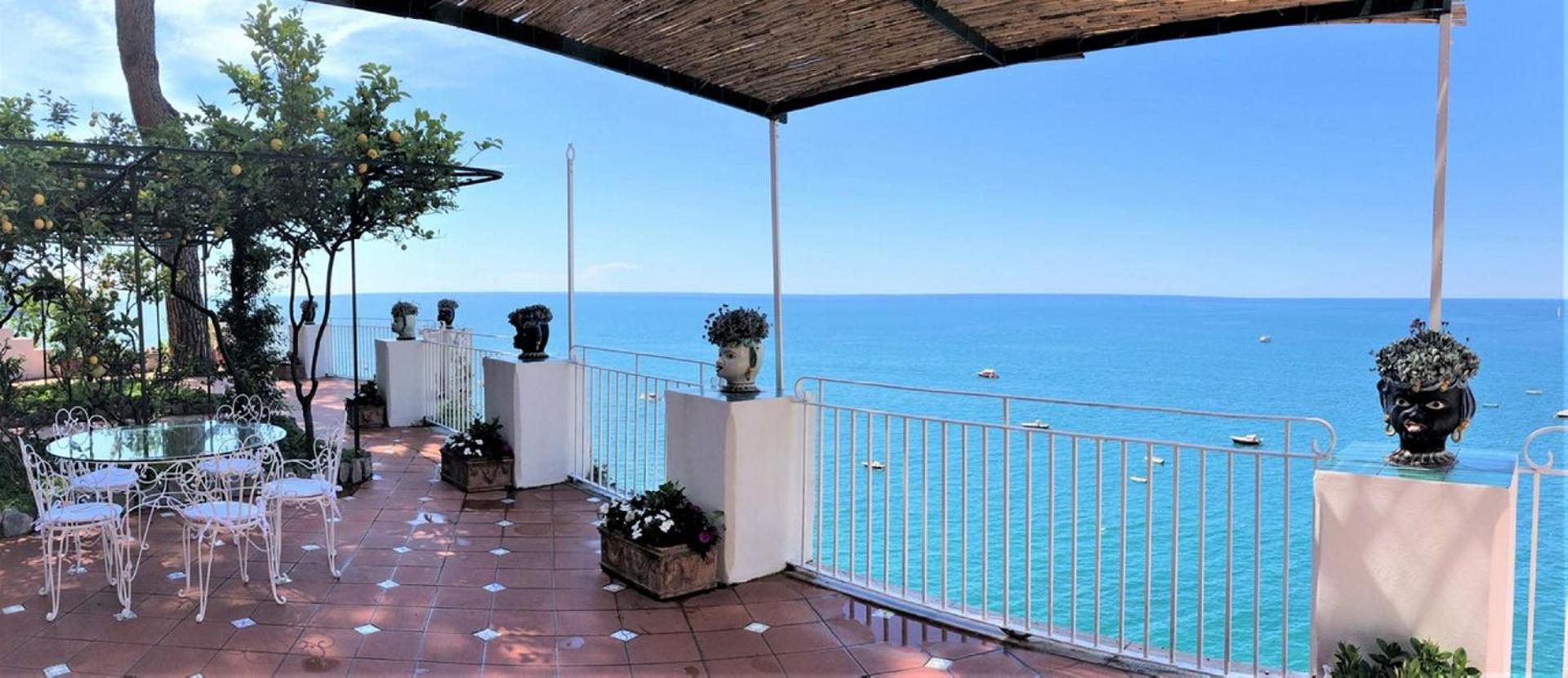 Hotel Marincanto Positano – mic dejun cu croasante si suc de portocale pe balconul camerei cu vedere directa la mare si barci, Positano Hotel Marincanto Positano – mic dejun cu croasante si suc de portocale pe balconul camerei cu vedere directa la mare si barci, Positano